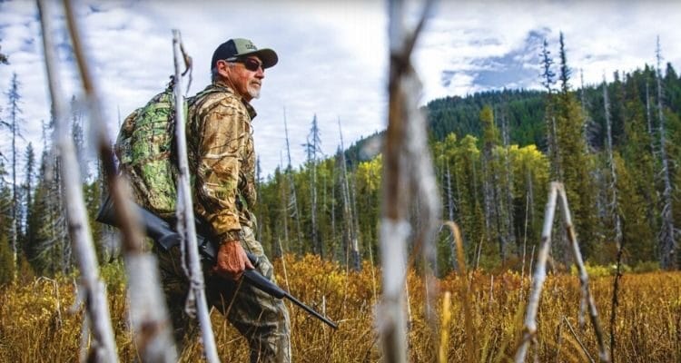 Mand med skydebriller